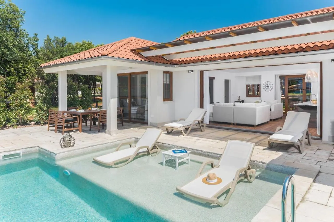 Villa Porto Bus Beachfront With Pool In Rovinj Bale
