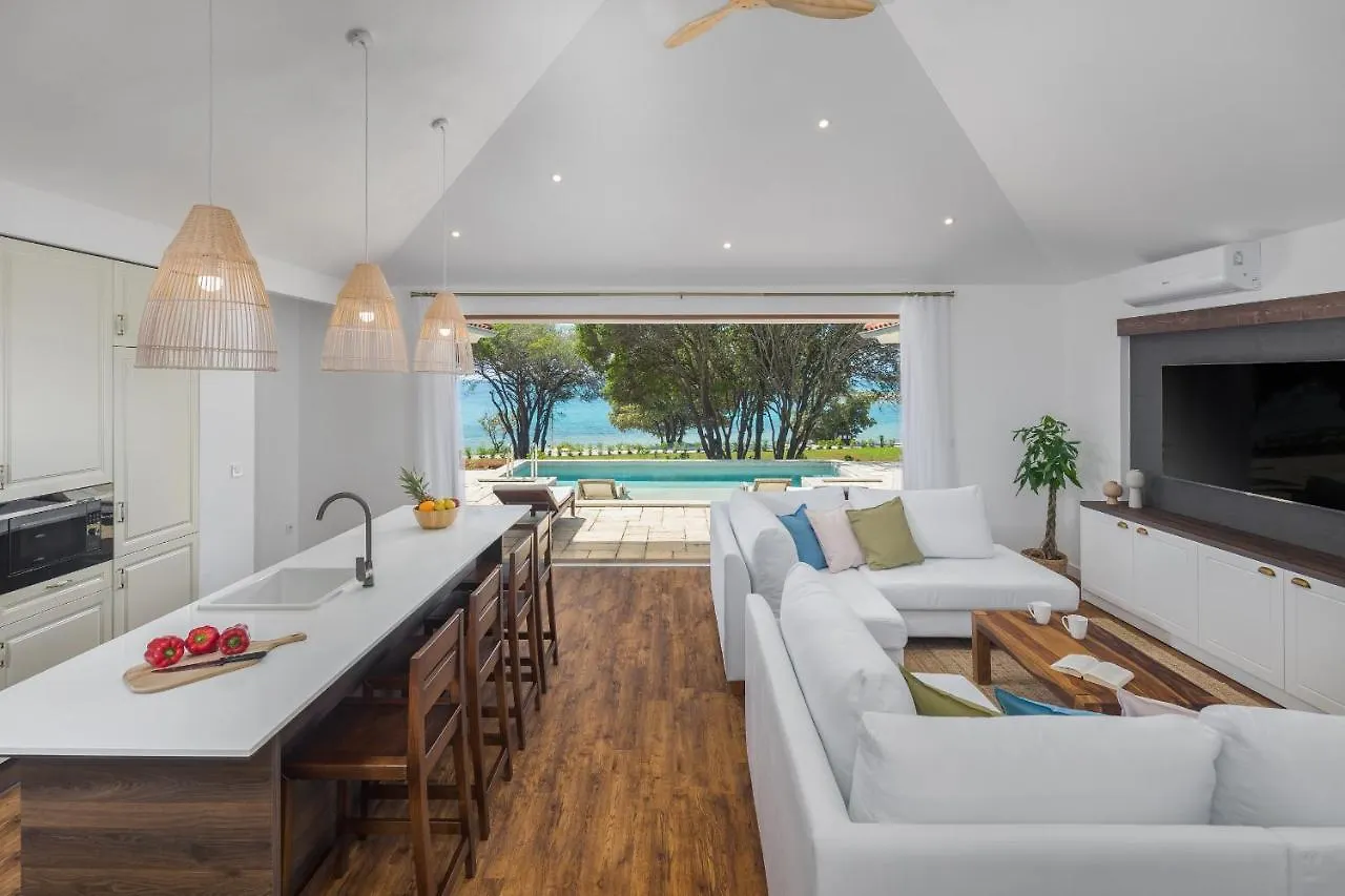 Villa Porto Bus Beachfront With Pool In Rovinj Bale 0*,