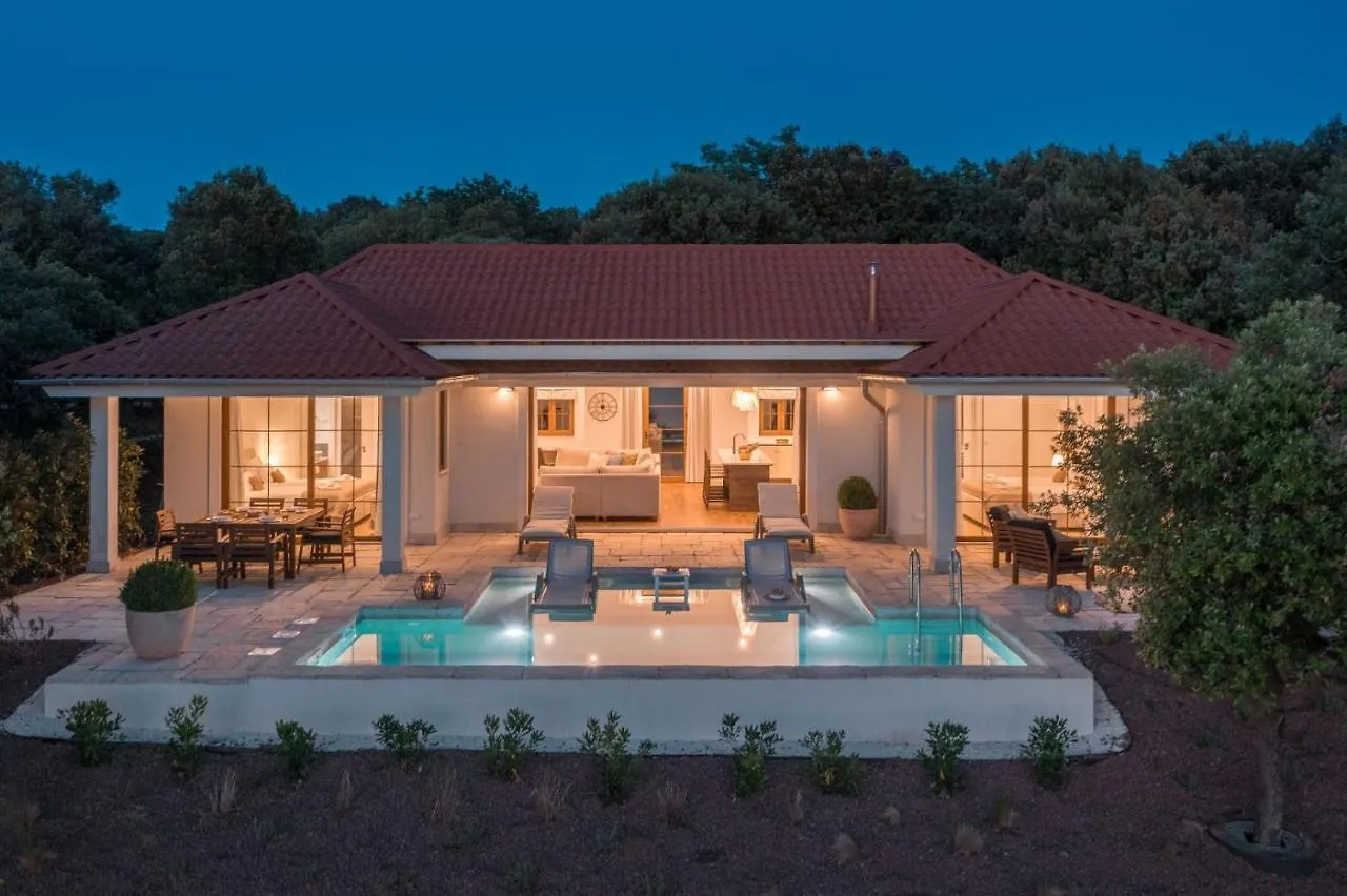 Villa Porto Bus Beachfront With Pool In Rovinj Bale